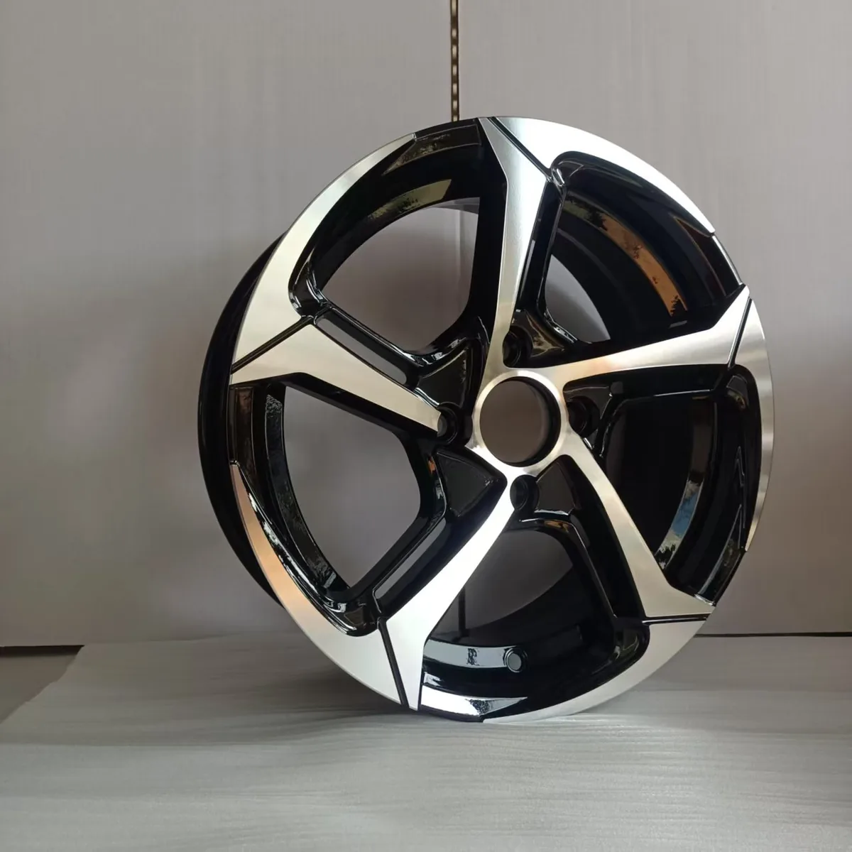 XCD-RHD1025-4 Cast Alloy Wheel design detail